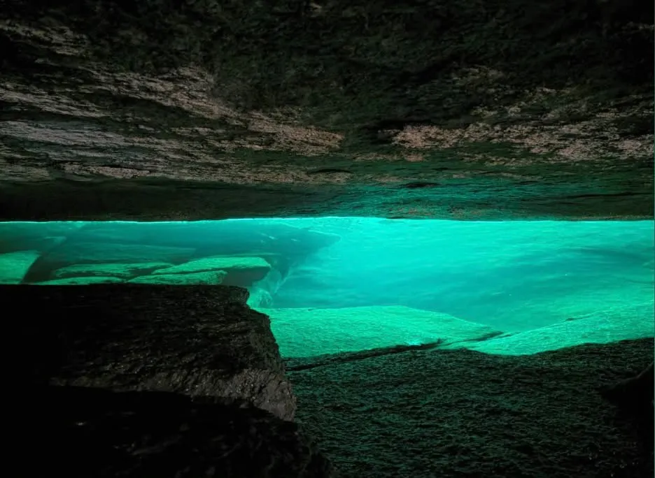 Gruta do Acaiá met betoverend blauw onderwaterlicht